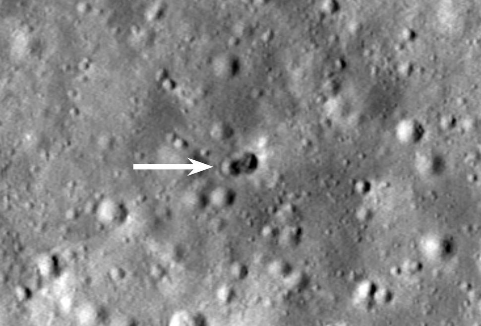 Un crater masiv a fost descoperit pe Luna prin imaginile unei sonde NASA