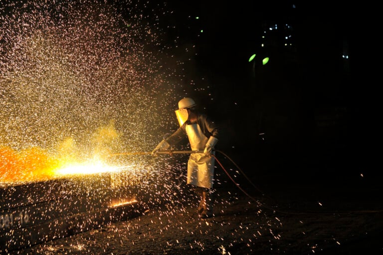 Comenzile noi din industria prelucrătoare au înregistrat o scădere de 3,6% în primele șapte luni ale anului 2026