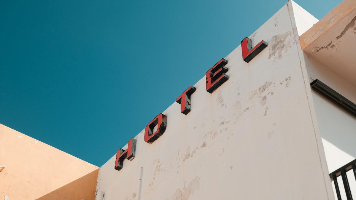 Criza din turismul românesc: Sute de hoteluri și pensiuni agroturistice sunt scoase la vânzare