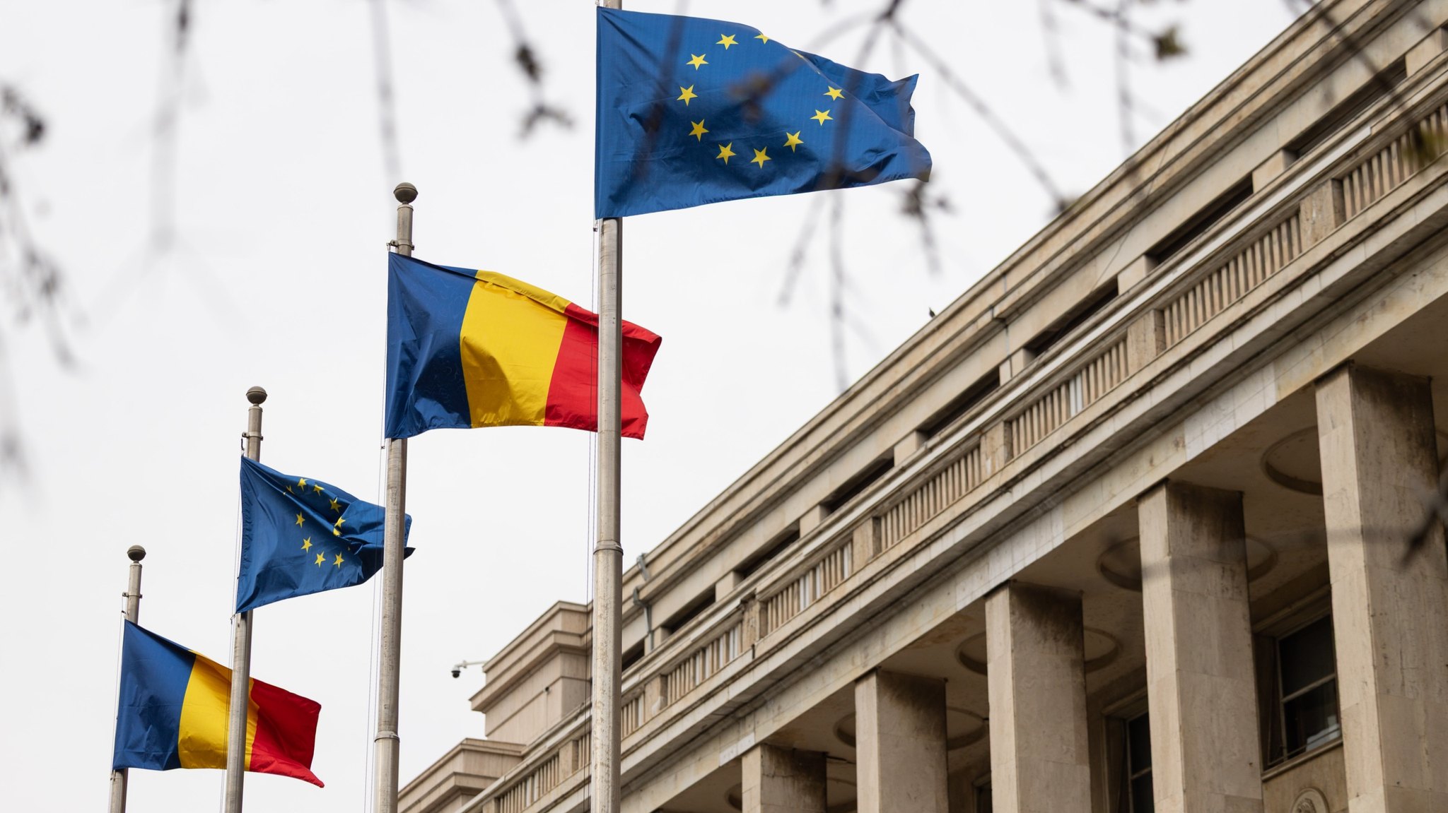 Fitch avertizează: România riscă retrogradarea la categoria junk dacă criza politică se prelungește