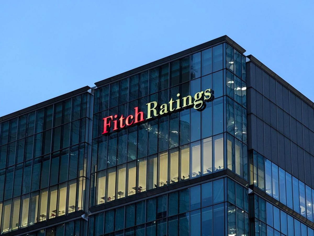Riscul de retrogradare a ratingului României crește odată cu durata crizei politice, avertizează Fitch