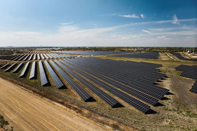 MOL Group extinde portofoliul de energie regenerabilă în Ungaria cu un nou parc solar și sistem de stocare