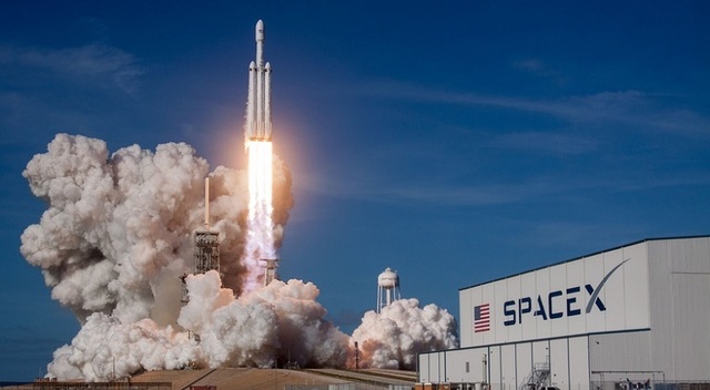 SpaceX primește încă 946 de milioane de dolari de la NASA pentru misiuni de transport către ISS