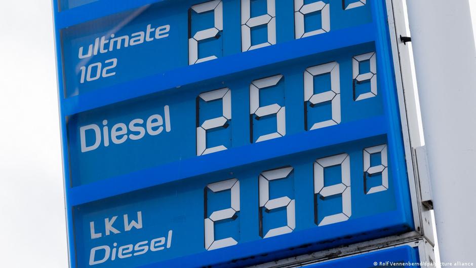 Volatilitatea prețului petrolului forțează guvernele europene să intervină pentru reducerea costurilor la carburanți