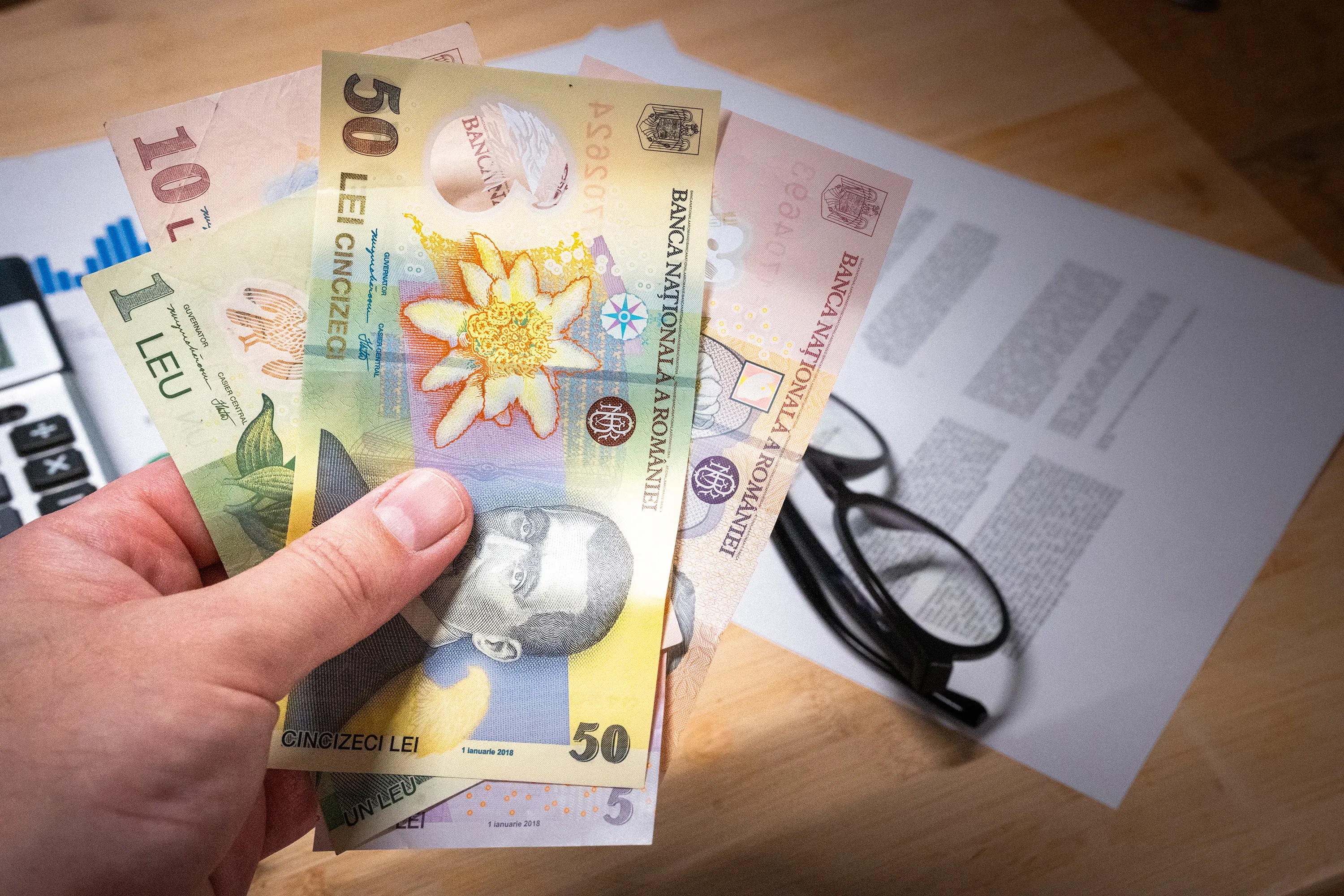 Costul extrem al creditelor rapide oferite de IFN-uri: un împrumut de 1.000 de lei poate ajunge la 4.500 de lei
