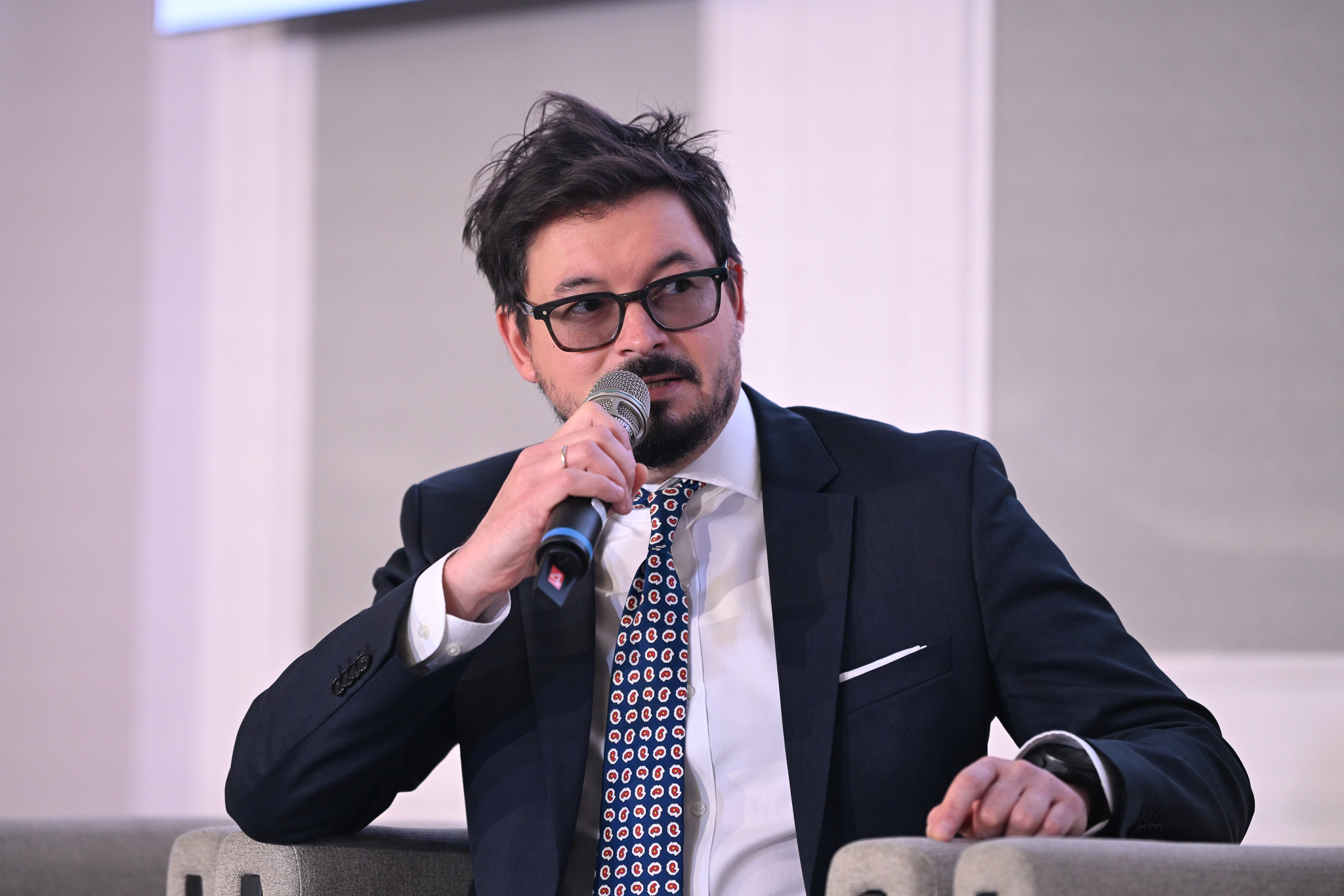 Riscurile utilizării AI în companii: angajații trebuie monitorizați pentru a preveni atacurile cibernetice