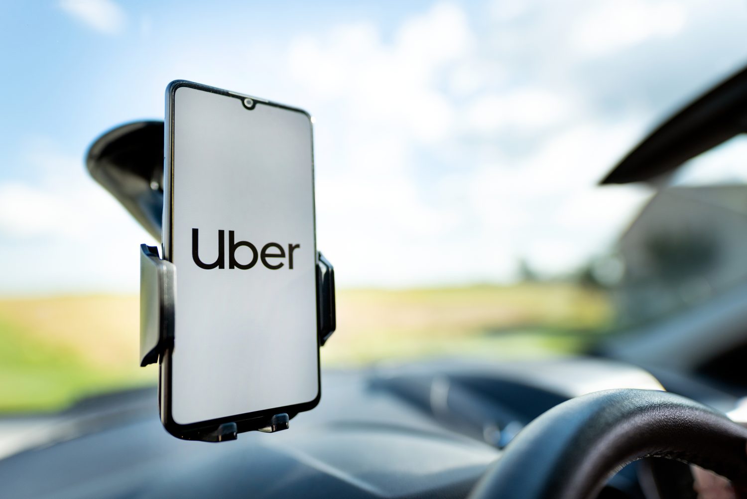 Uber plănuiește extinderea serviciilor de robo-taxiuri în Europa, dar nu confirmă prezența în România
