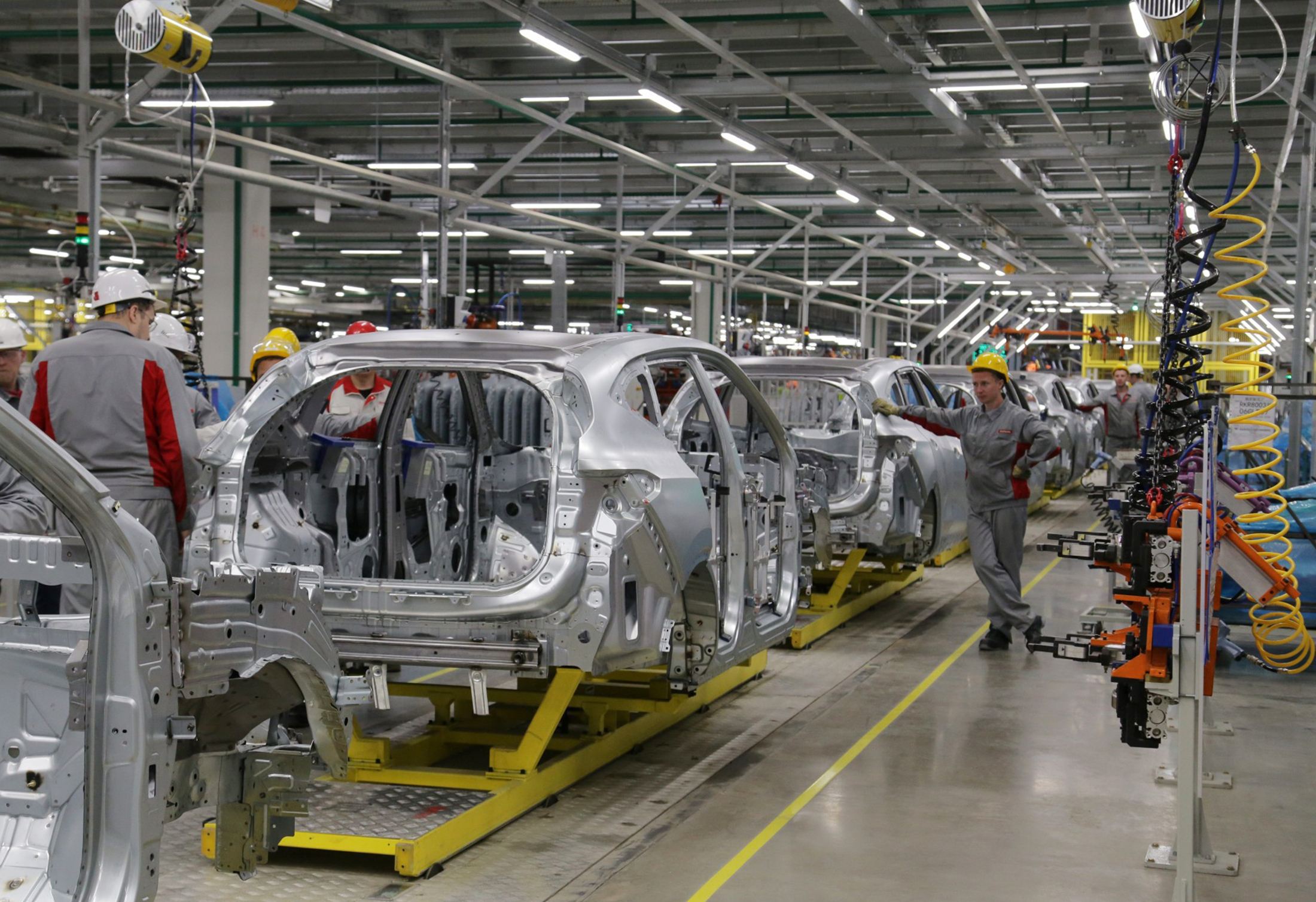 Structura economiei românești: Comerțul domină topul, în timp ce industria deține doar 26 de companii