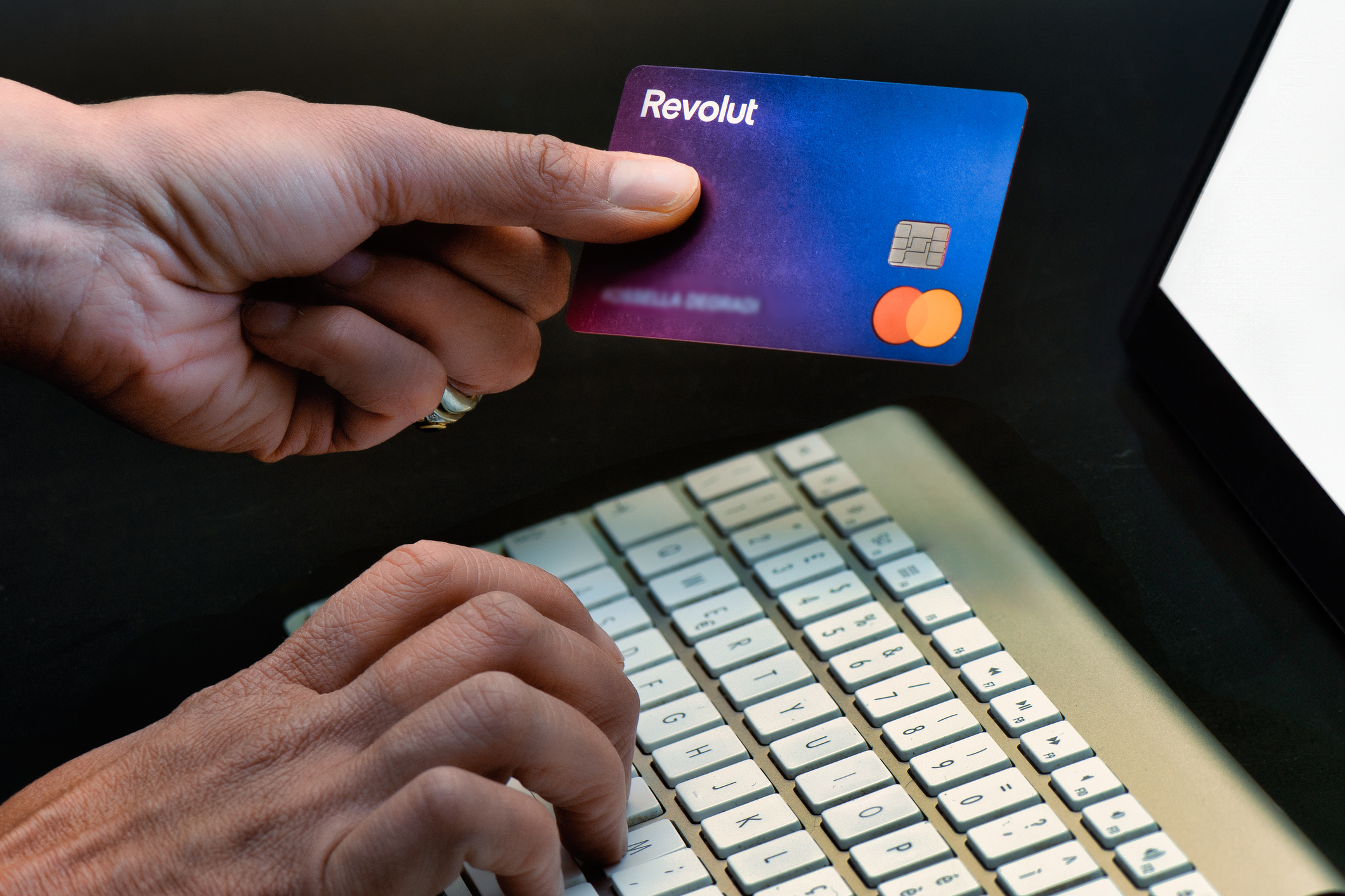 Breșă de securitate la Revolut: Date personale și selfie-uri de verificare au fost expuse prin uzurpare de identitate