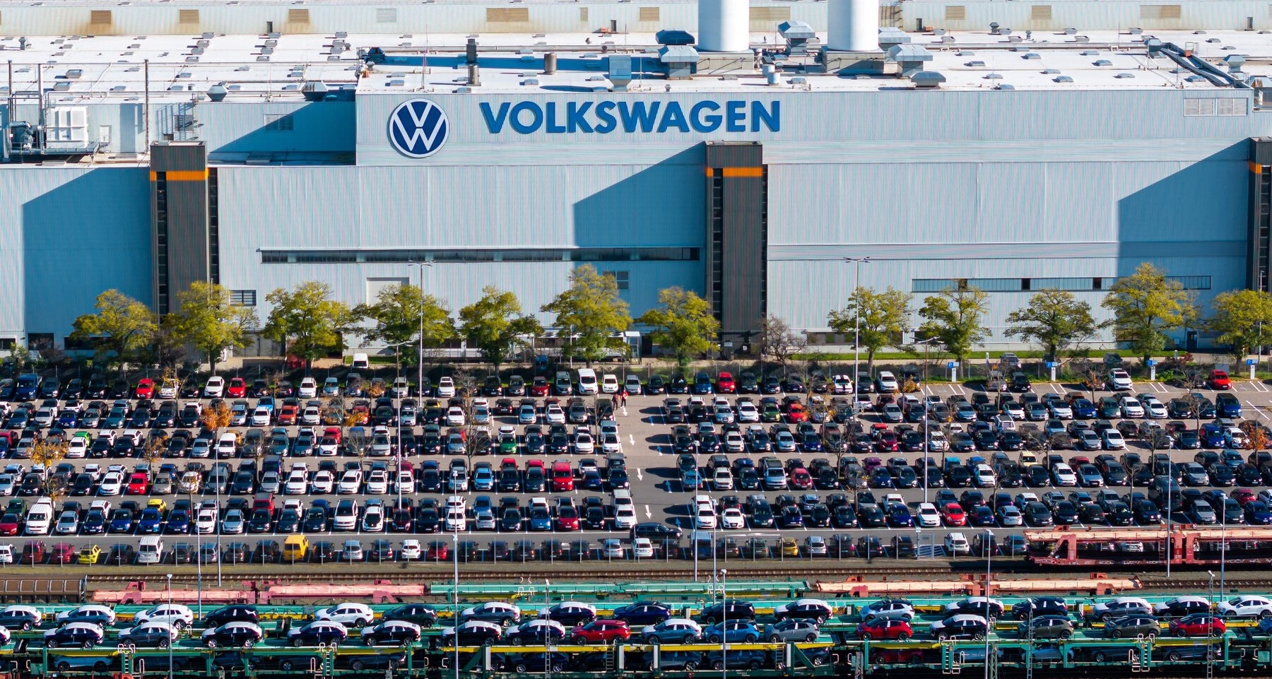 Volkswagen traversează o criză financiară majoră: profitul scade, iar compania este exclusă din Euro Stoxx 50