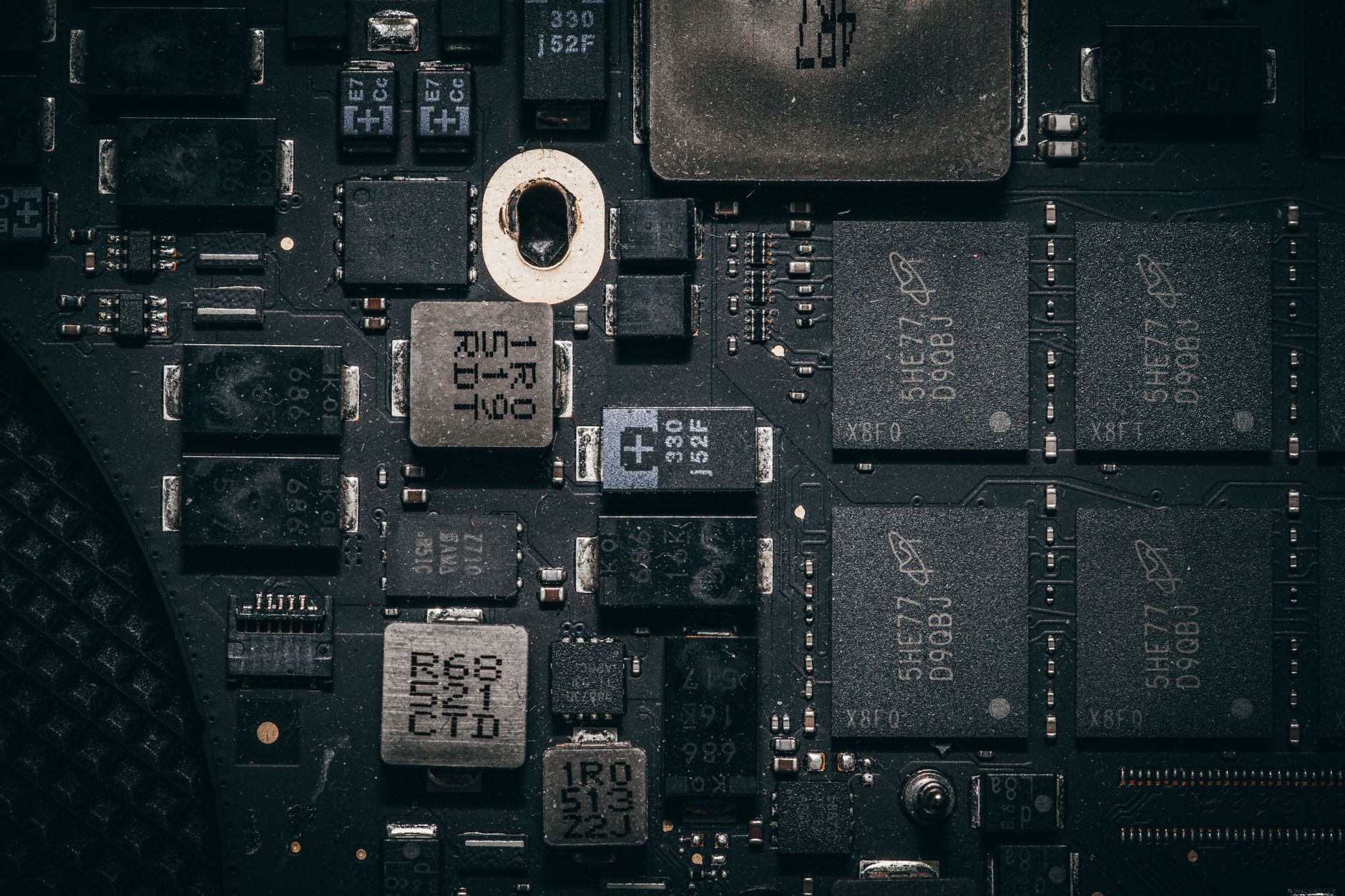 Alibaba accelerează investițiile în cipuri și tehnologii AI pentru a reduce dependența de Nvidia
