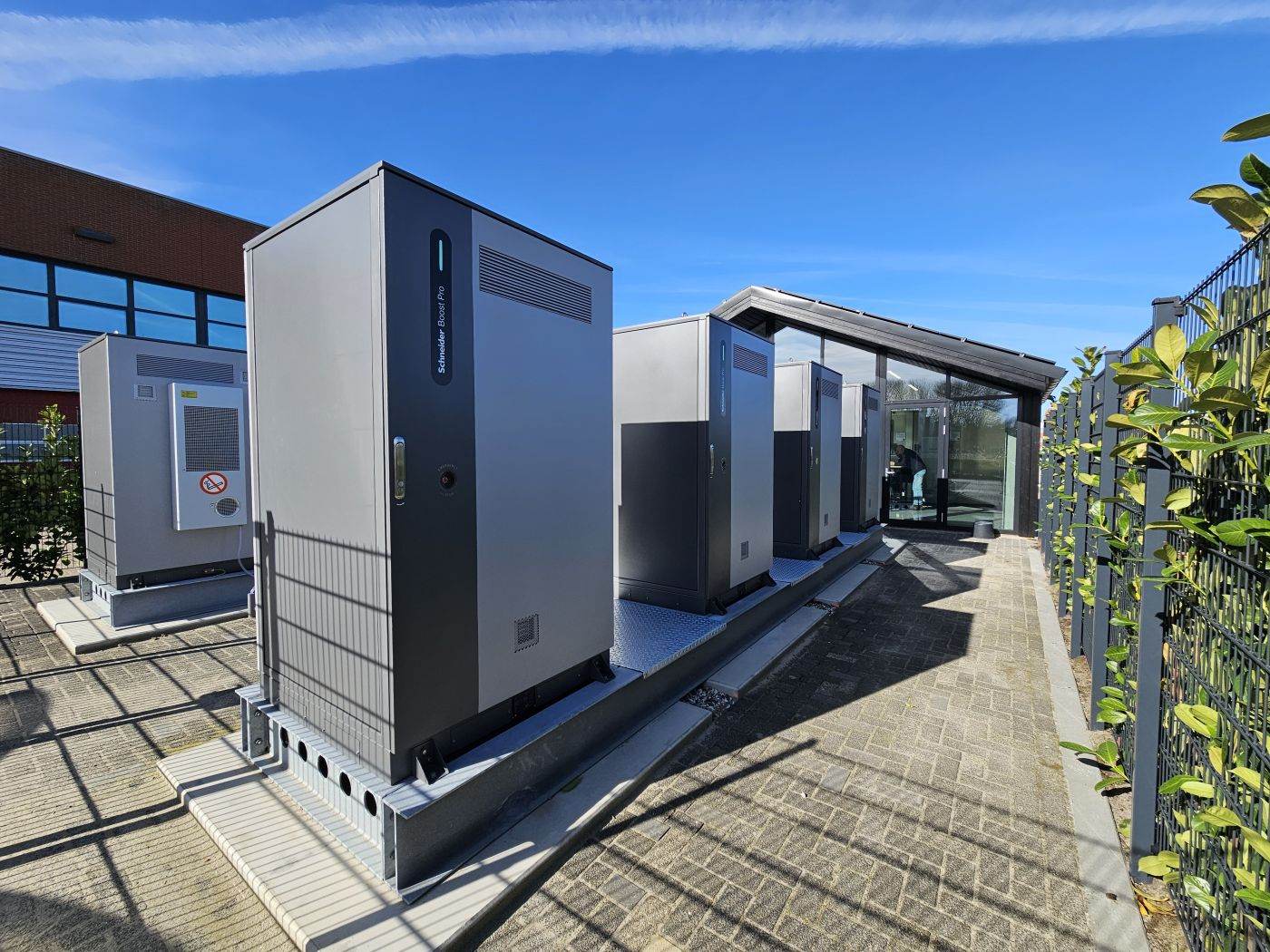 Schneider Electric lansează Schneider Boost Pro, un sistem de stocare a energiei pentru sectorul industrial și comercial