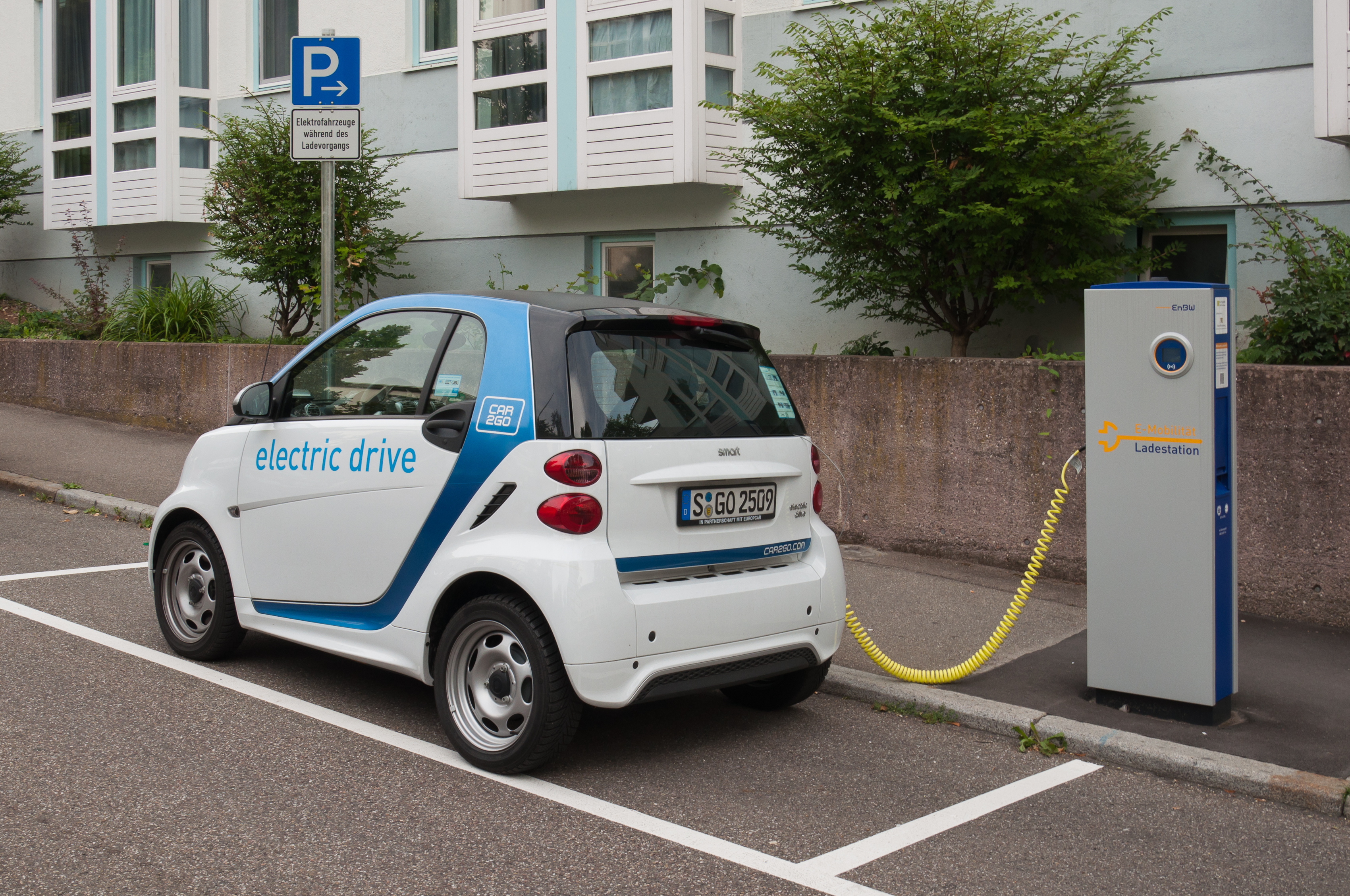 Ponderea vehiculelor electrice în UE a atins un nivel record, în timp ce motoarele tradiționale pierd teren