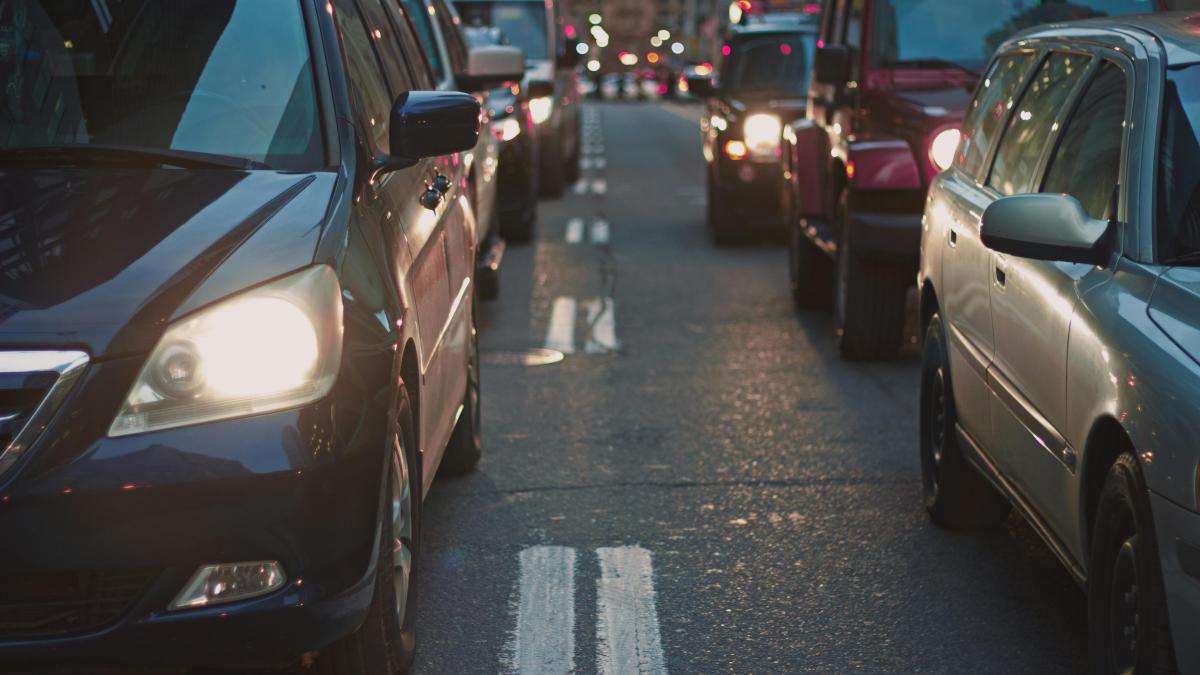 Românii petrec aproape o oră zilnic pe drum spre muncă, deși parcurg distanțe foarte scurte