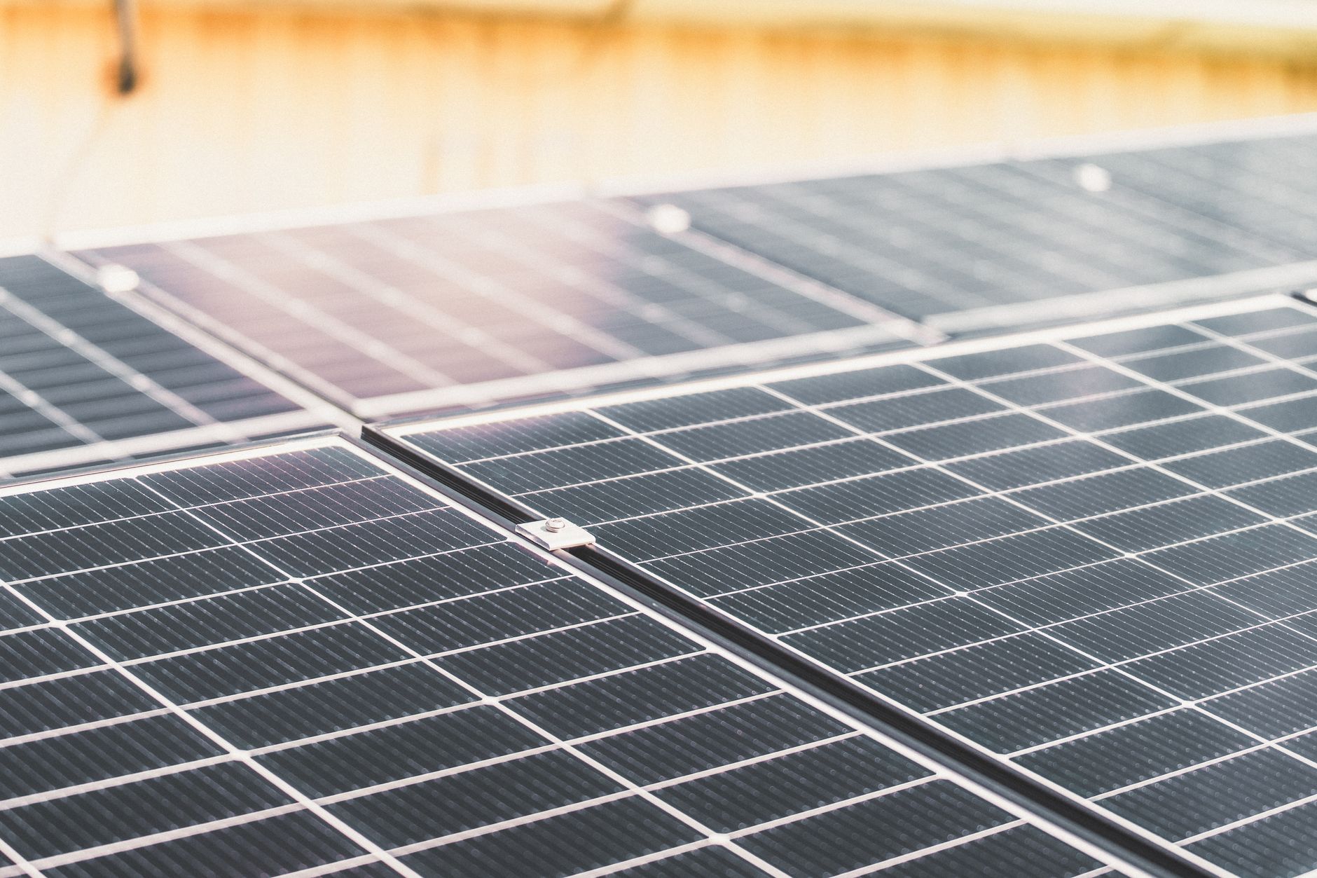 Programul SME-Eco-Tech: IMM-urile pot accesa granturi nerambursabile pentru digitalizare și energie verde