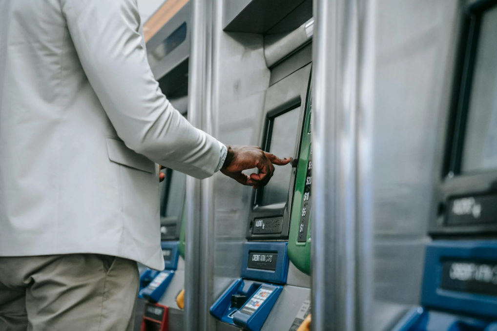 Fraudă de peste 100.000 de euro prin bancomate crypto: banii au fost transferați rapid în Malta și Franța