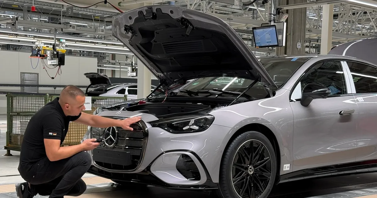 Mercedes ia în calcul închiderea a două fabrici din Germania din cauza costurilor ridicate