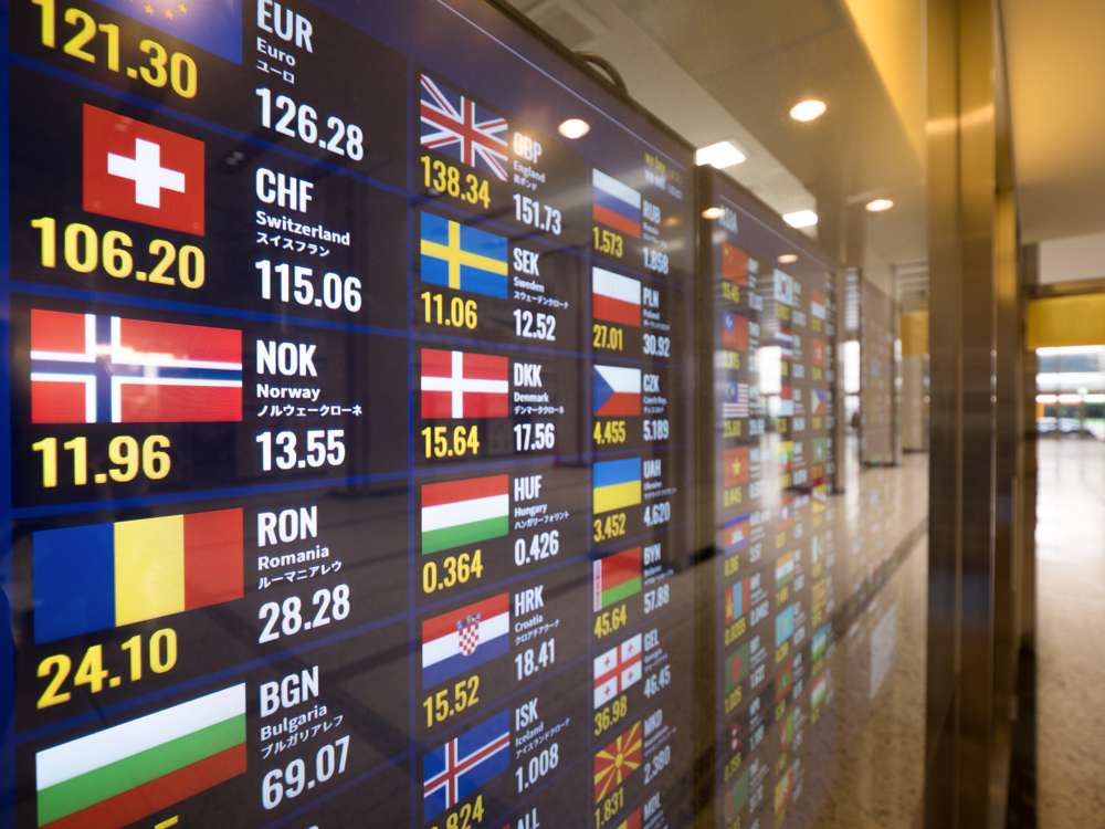 Cursul euro a atins un nou record istoric față de leu, conform datelor BNR