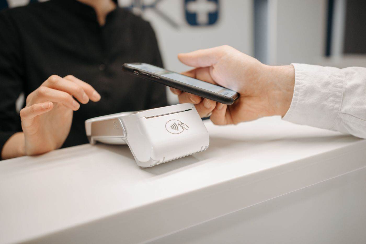 CEC Bank introduce plățile instant prin tehnologia NFC în aplicația RoPay