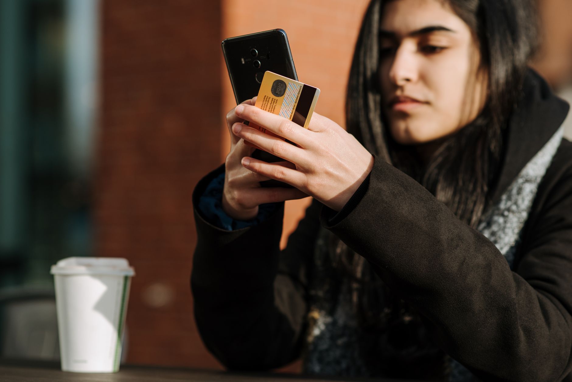 CEC Bank lansează RoPay NFC: transferuri instantanee de bani prin simpla apropiere a telefoanelor