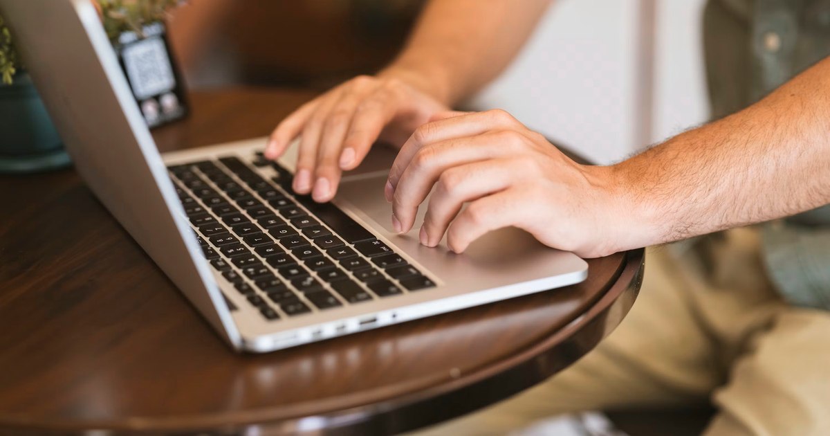 Analiză tehnică: Majoritatea site-urilor românești transmit date înainte de acordul utilizatorilor