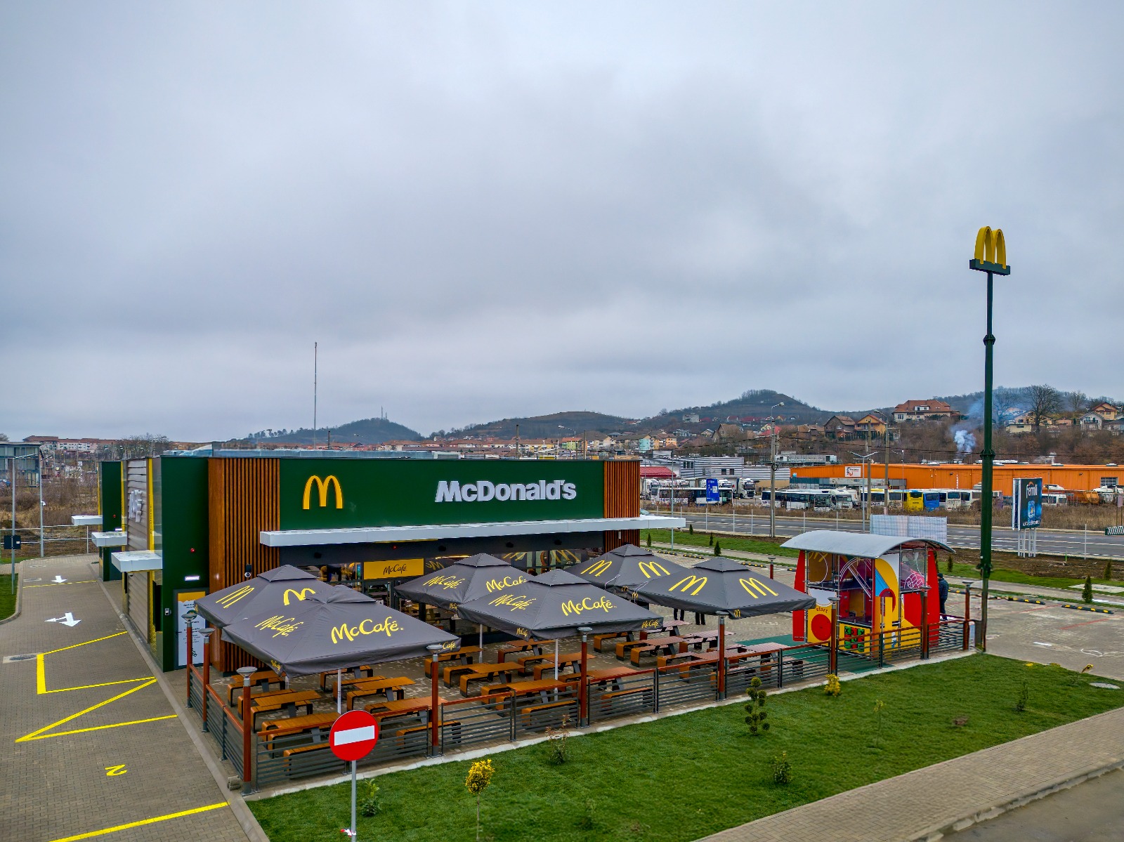 McDonald’s investește masiv în diversificarea meniului și tehnologie pentru a atrage clienții care caută opțiuni sănătoase
