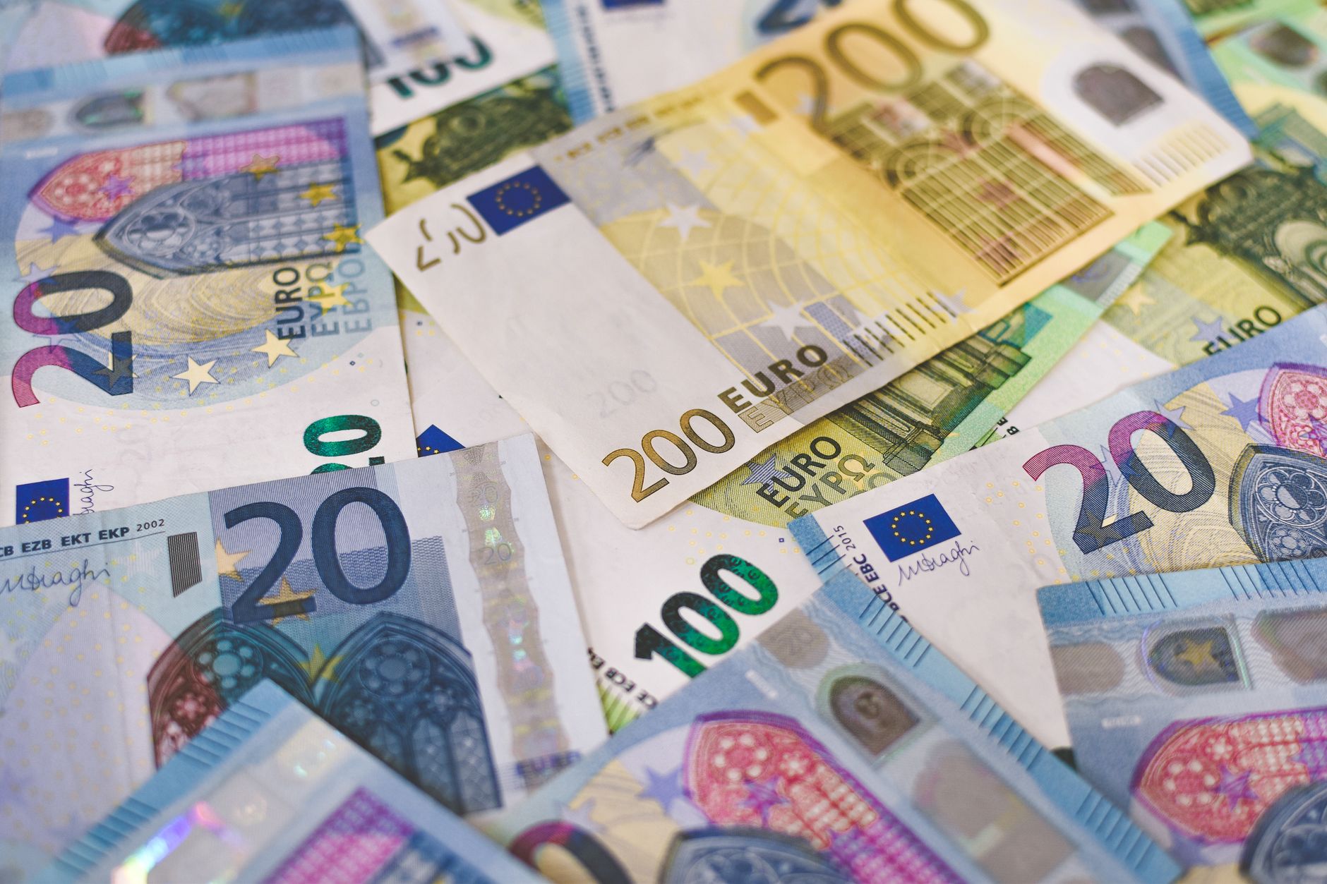 Cursul valutar: Euro și dolarul s-au apreciat față de leu, în timp ce aurul a înregistrat o creștere