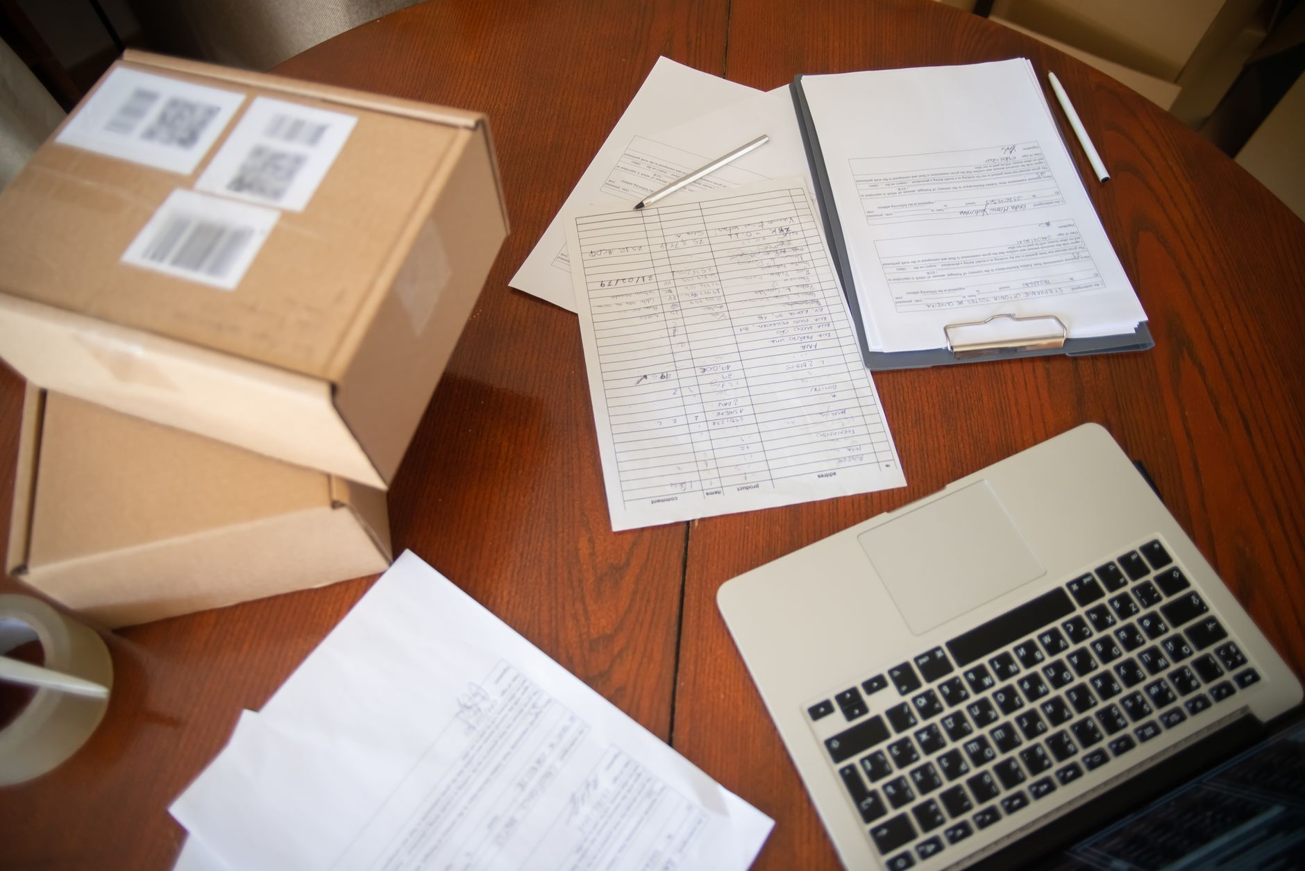Impactul taxelor UE asupra comerțului online: Sinsay înregistrează creșteri semnificative