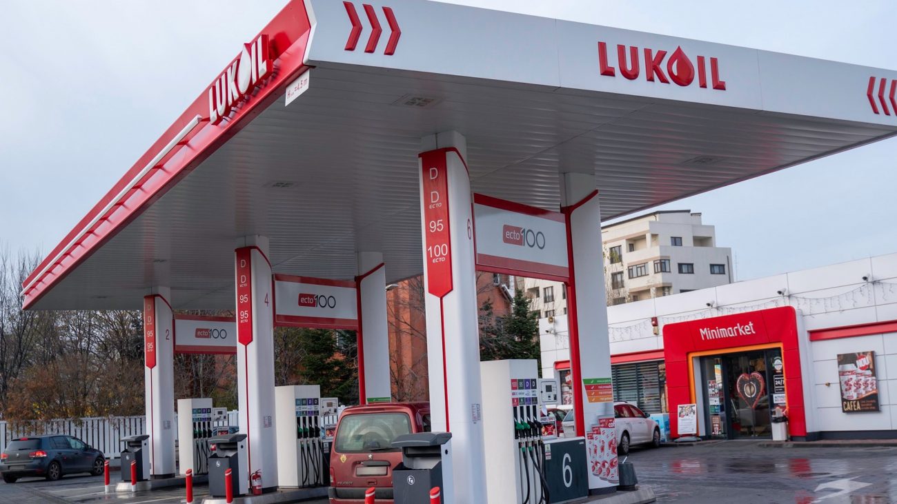 Carlyle poate prelua activele Lukoil din Europa, dar apare o ofertă concurentă pentru rafinării