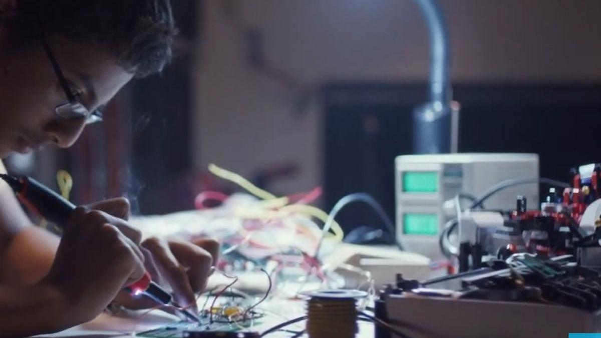 Un adolescent de 13 ani a creat o imprimantă Braille ieftină folosind piese LEGO