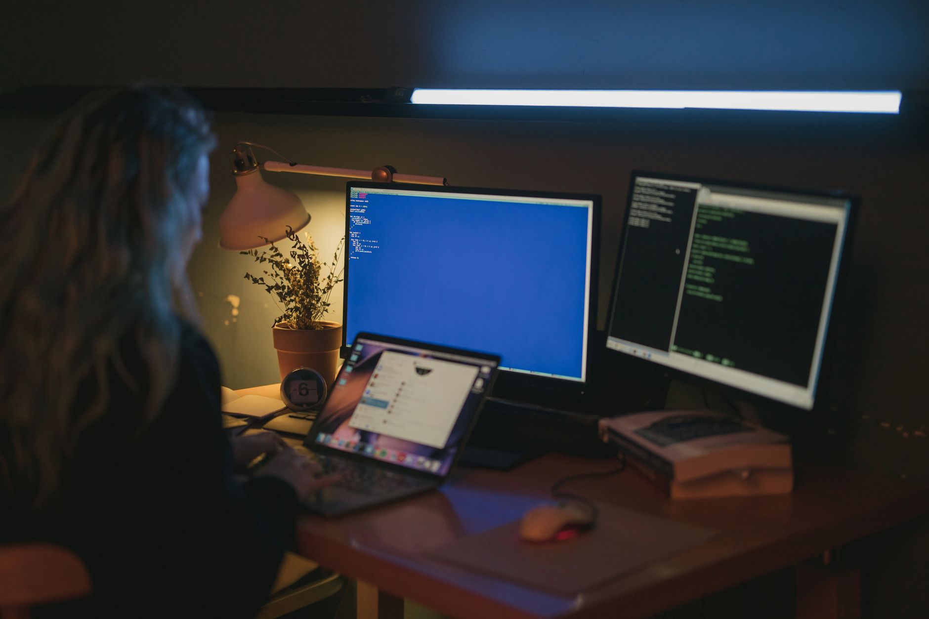 Sistemul FBI a fost compromis de hackeri. Datele a mii de agenți au fost furate