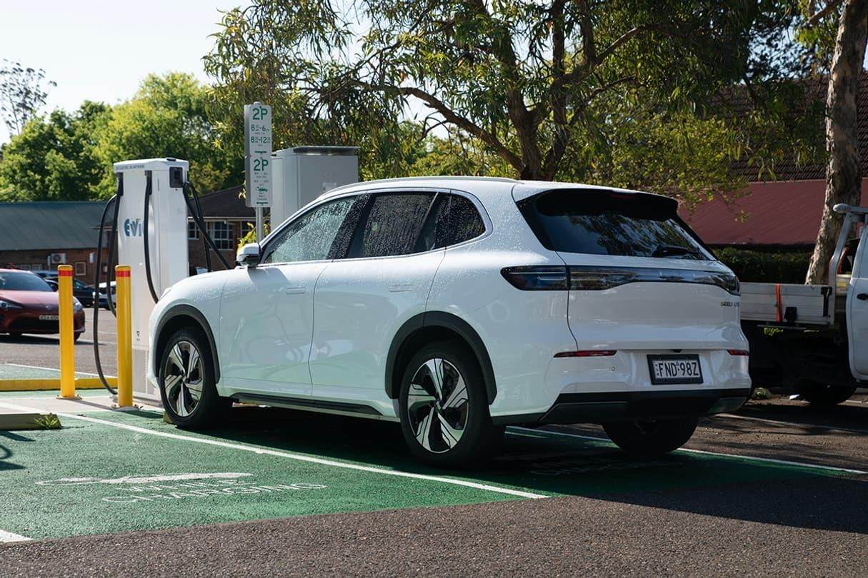 Geely lansează un sistem de încărcare ultrarapidă pentru vehicule electrice: 70% în 4,5 minute