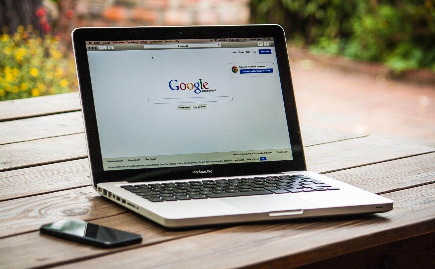 Google ar putea fi obligat să permită utilizatorilor alegerea serviciului de căutare, inclusiv a asistenților AI