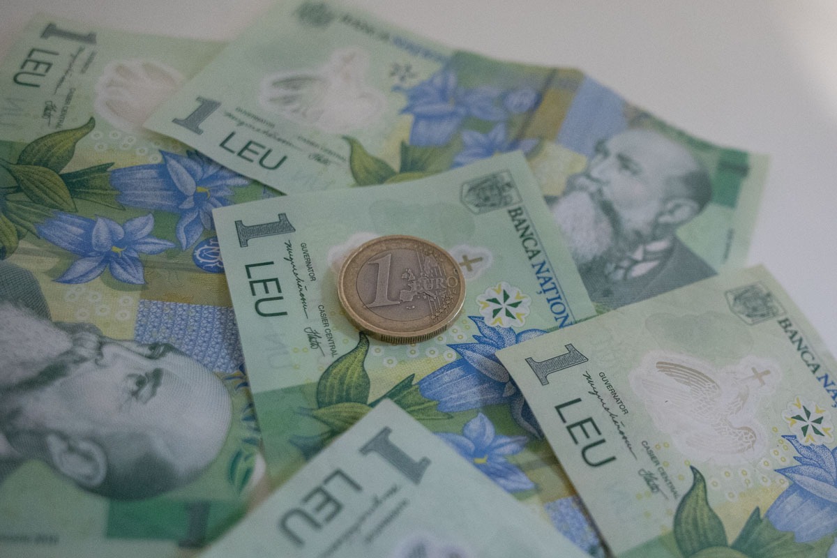 Cursul euro a scăzut ușor după ce a atins un nivel record de 5,2788 lei