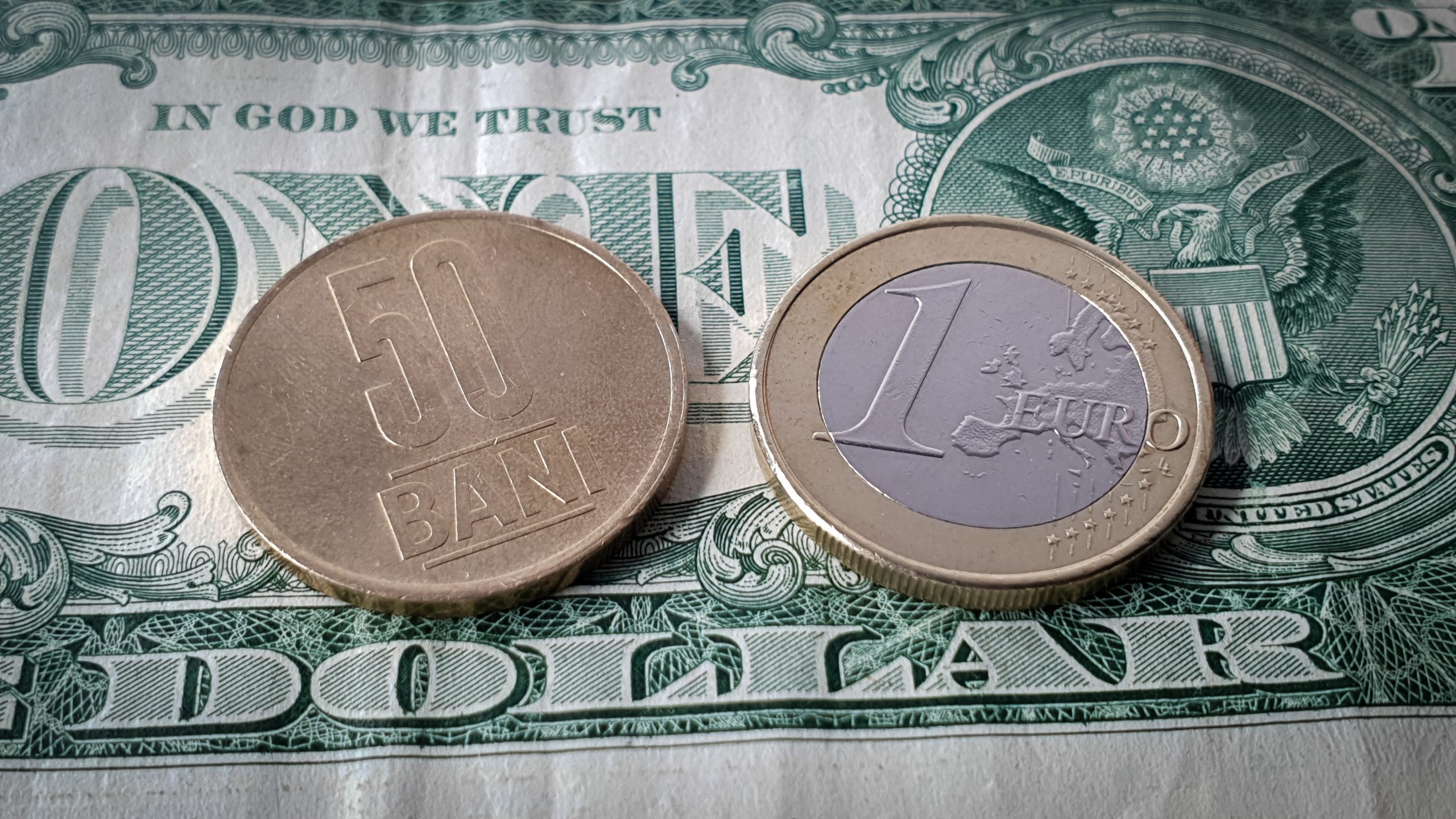 Noile cotații BNR: Euro scade după recordul istoric, în timp ce dolarul american ia valoare