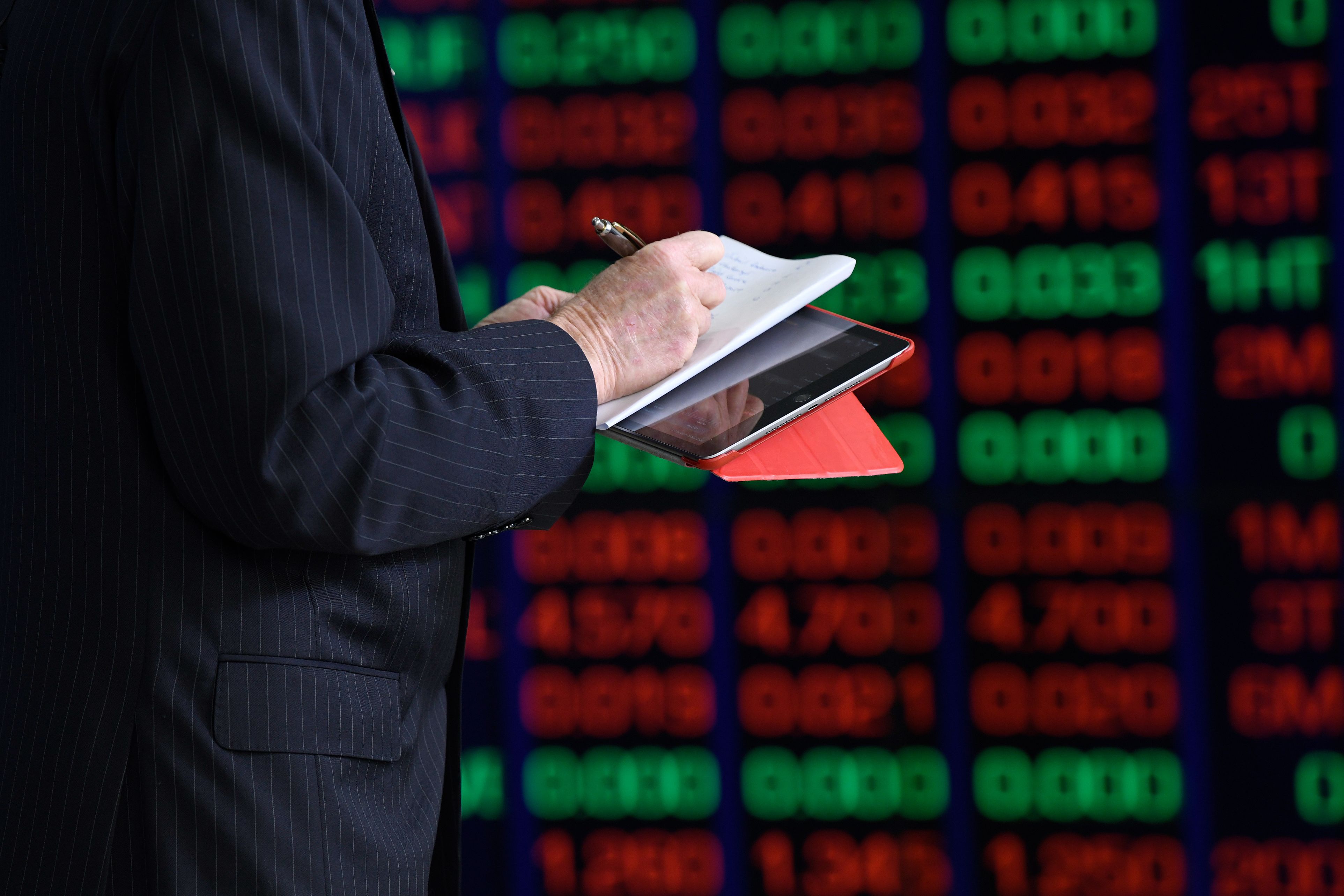 Economia globală sub presiune: prețul petrolului depășește 105 dolari, iar randamentele titlurilor de stat americane cresc