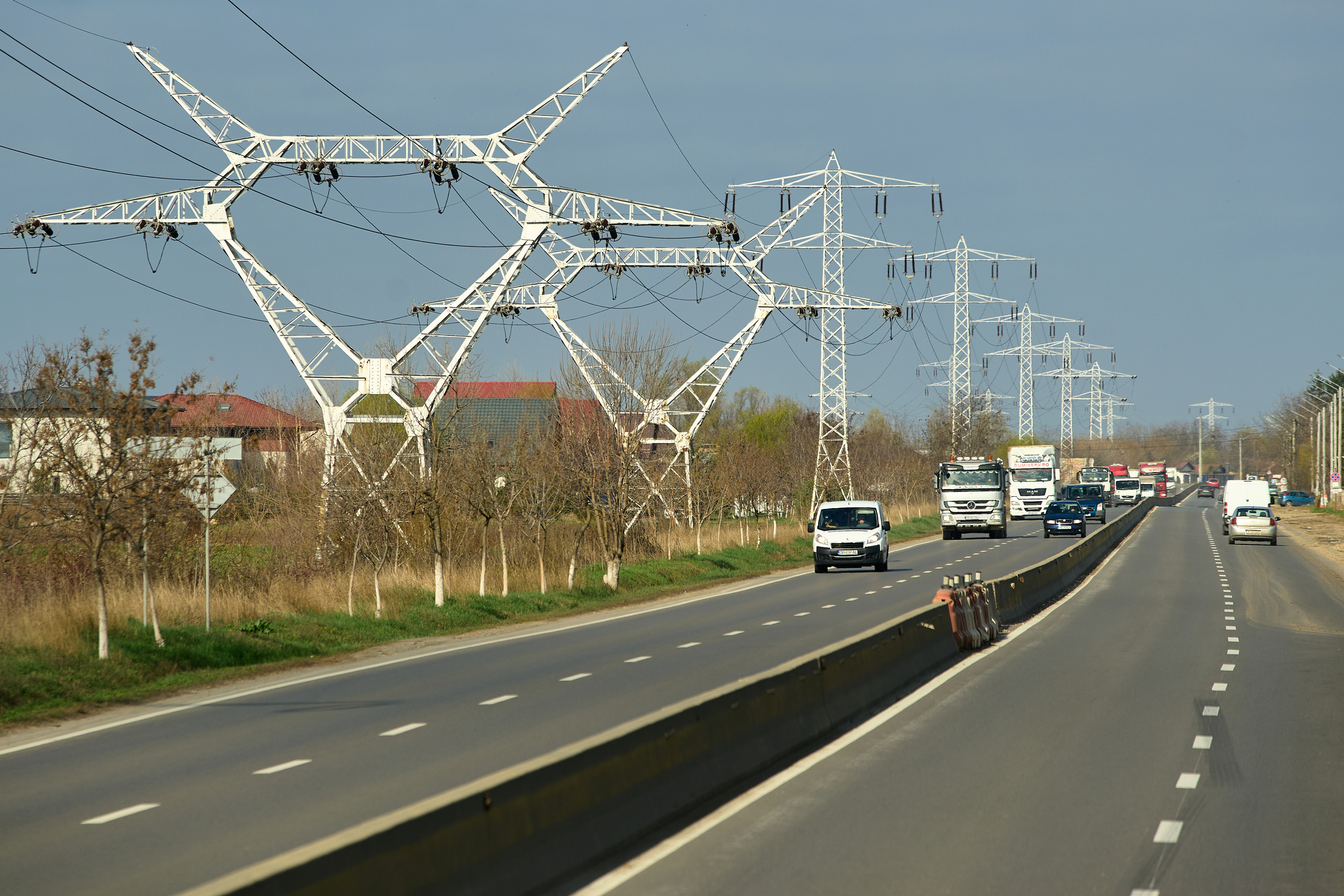 Lipsa stocării de energie forțează România să vândă electricitate ieftin și să o cumpere scump