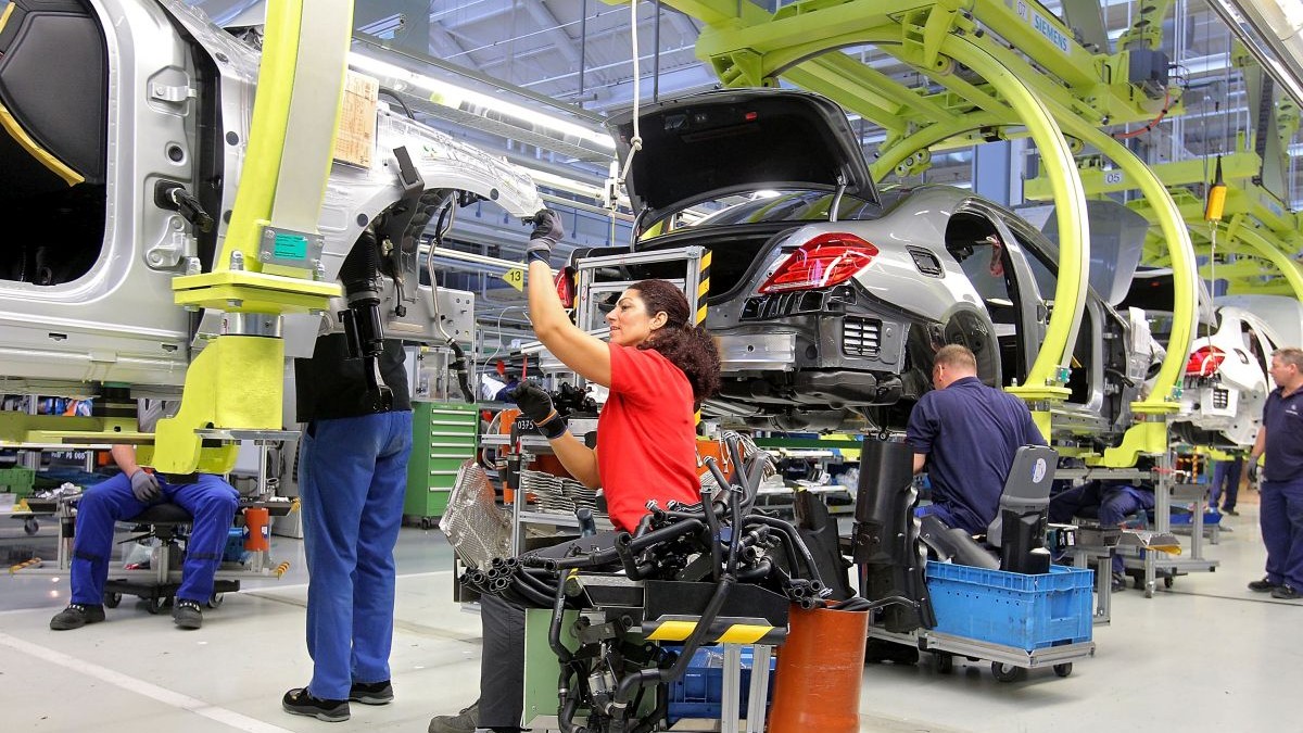 Mercedes amenință cu închiderea fabricilor din Germania: cererea de creștere a orelor de muncă fără salarii mai mari