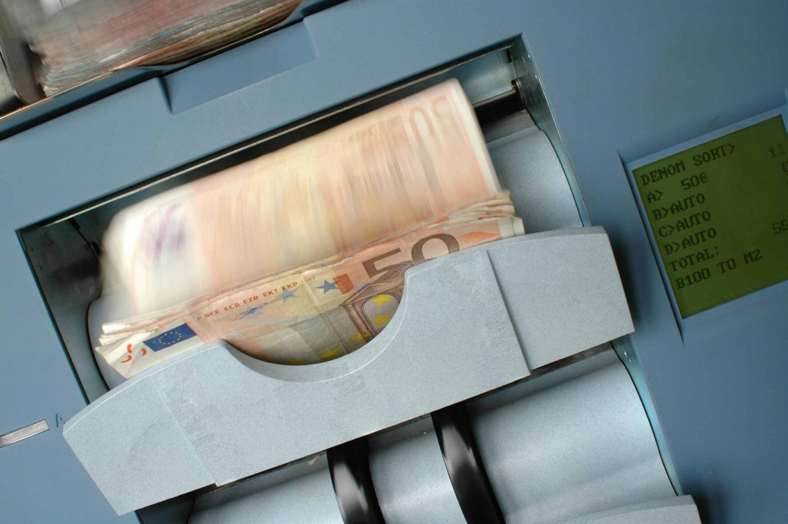 Tensiuni pe piețele financiare: Dobânda pe 10 ani a României a urcat la 7,6%