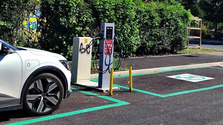 Voltrelli lansează lângă Turda un hub de încărcare pentru 18 vehicule electrice, cu o investiție de 4 milioane de euro