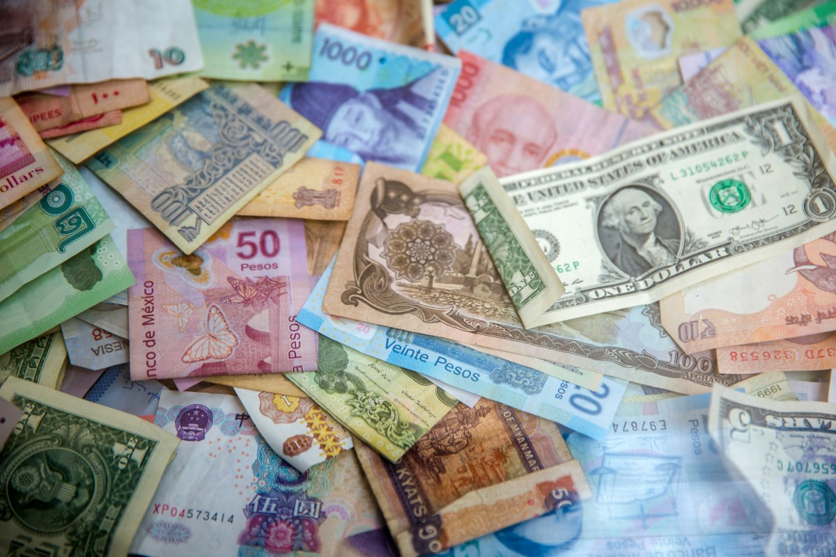 Cursul BNR pentru 26 septembrie 2026: Euro scade ușor, leul menține o tendință de apreciere
