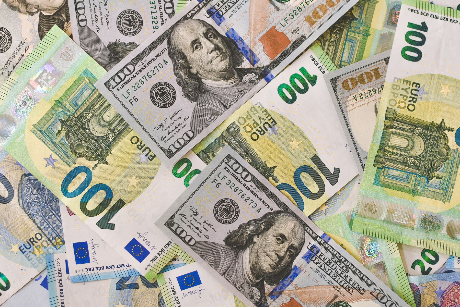 Predicții economice: Leul ar putea ajunge la 5,36 lei pentru un euro în următoarele 12 luni