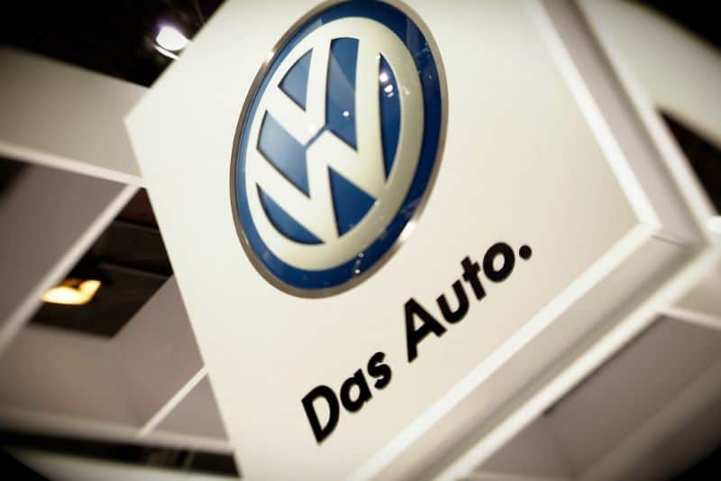 Volkswagen recheamă aproape 3 milioane de mașini din cauza unor probleme la direcție
