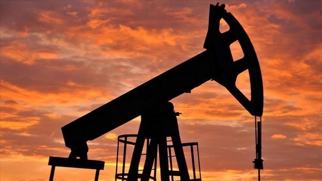 Diferența de preț între Brent și WTI a crescut la 13 dolari pe baril din cauza restricțiilor de export