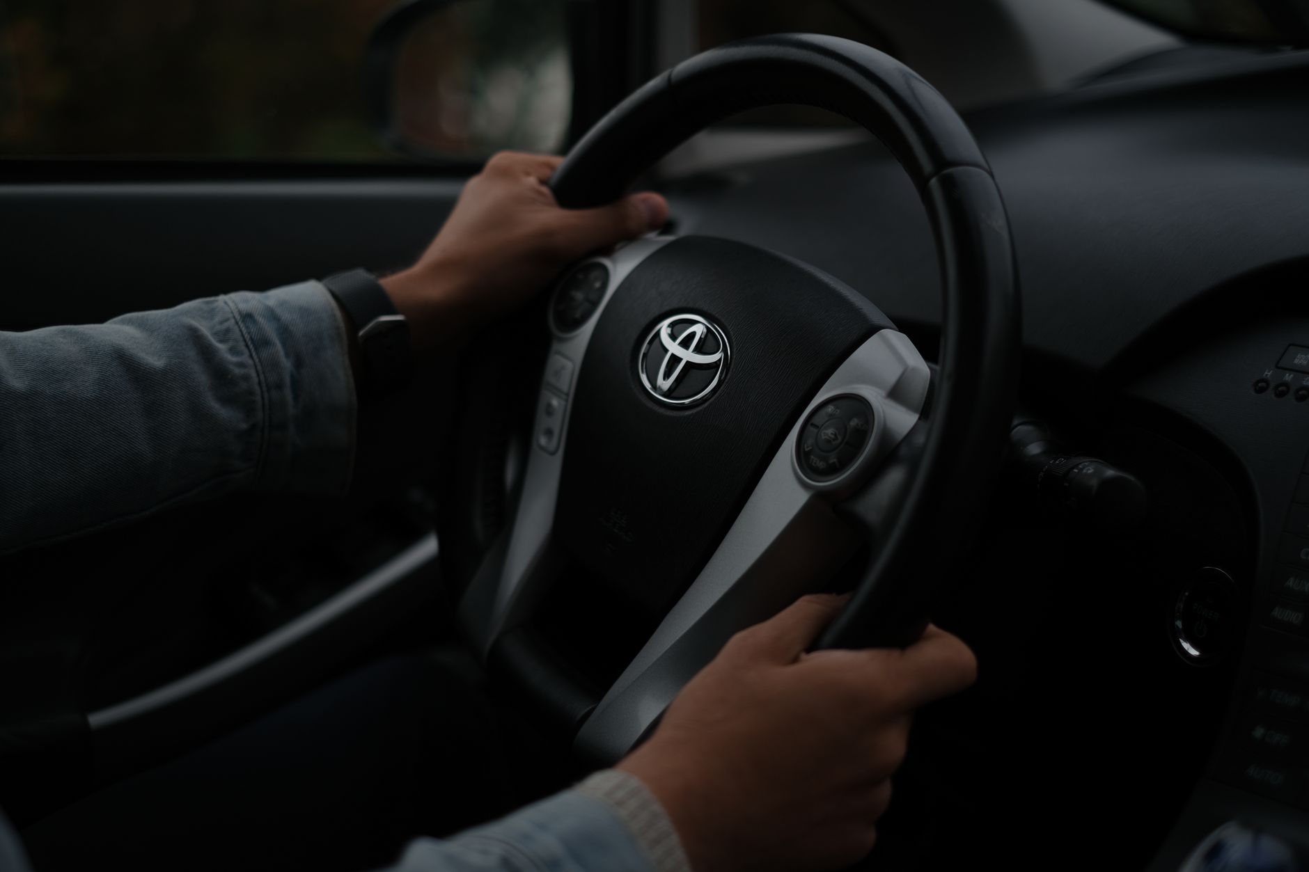 Peste 2,8 milioane de vehicule Audi și Volkswagen rechemate din cauza unui defect la direcție