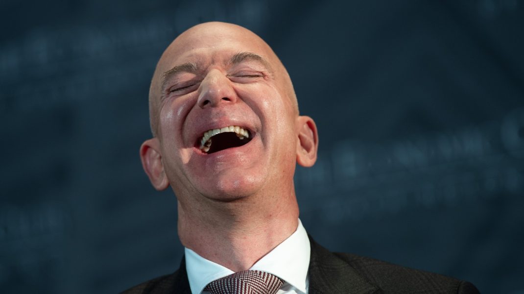 Jeff Bezos a investit 30 de miliarde de dolari în Blue Origin pentru a concura cu SpaceX