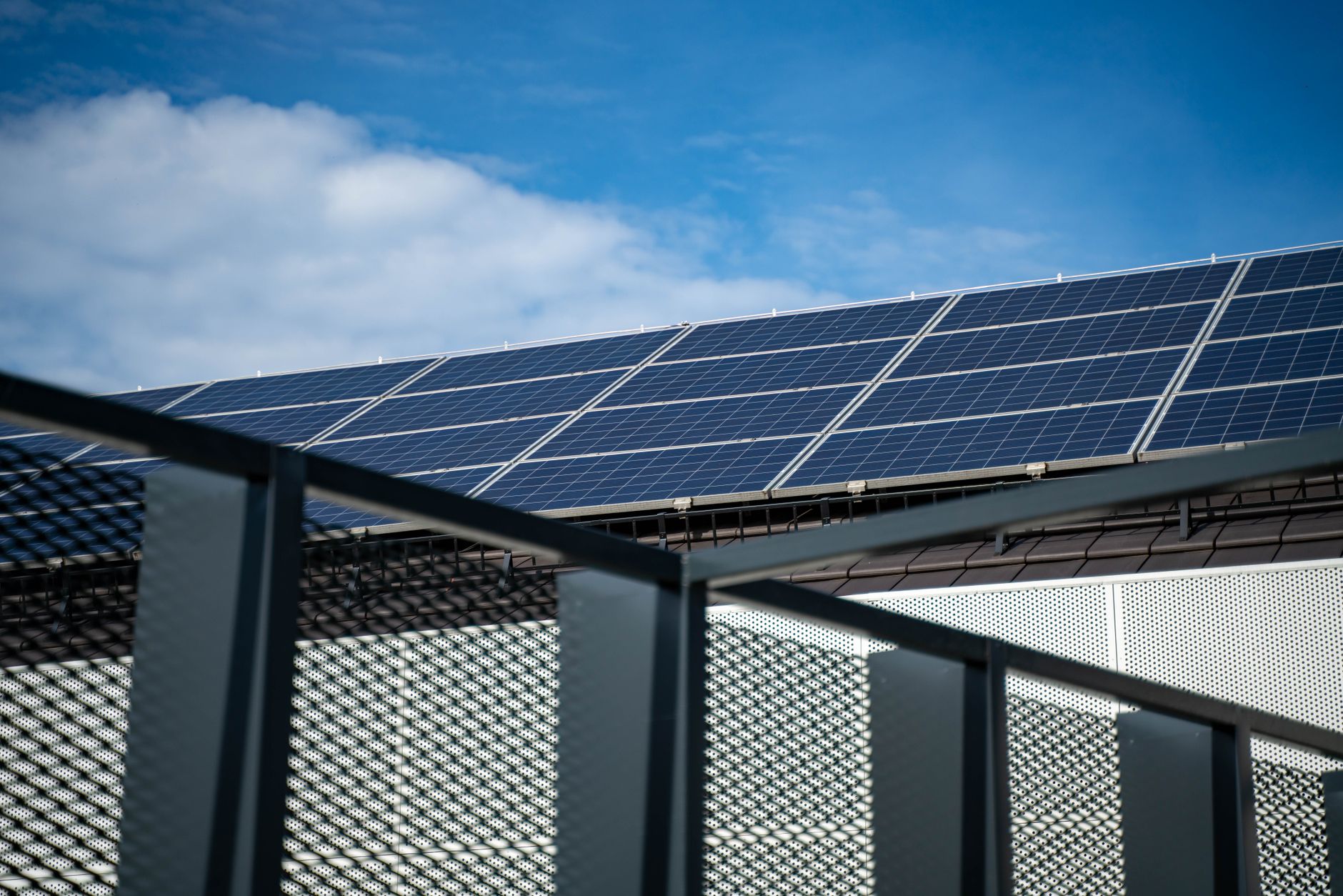 Construcția unui parc fotovoltaic masiv de la Corbii Mari avansează rapid în România