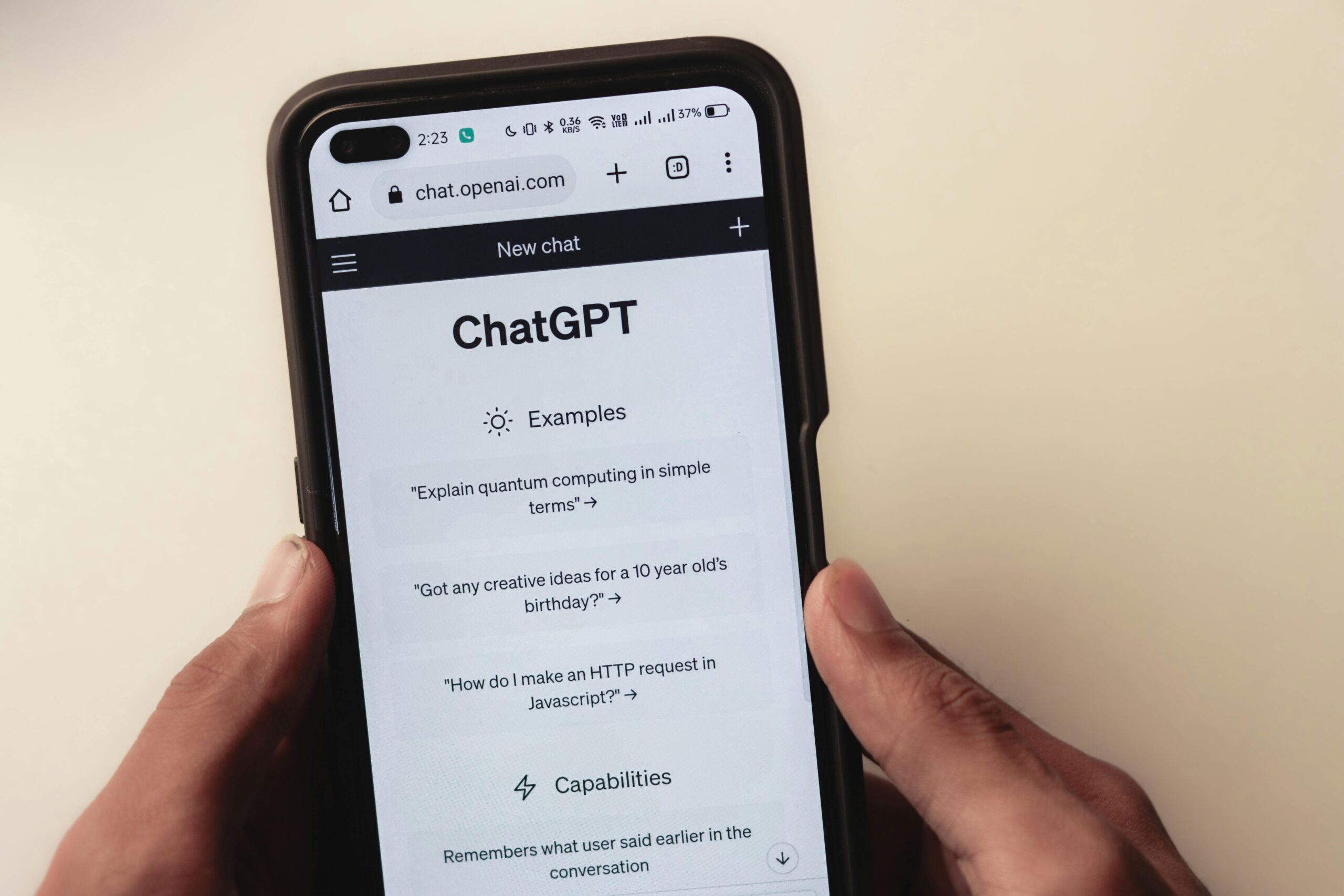 Integrarea reclamelor în interacțiunile cu chatboturile AI ar putea modifica rezultatele informațiilor