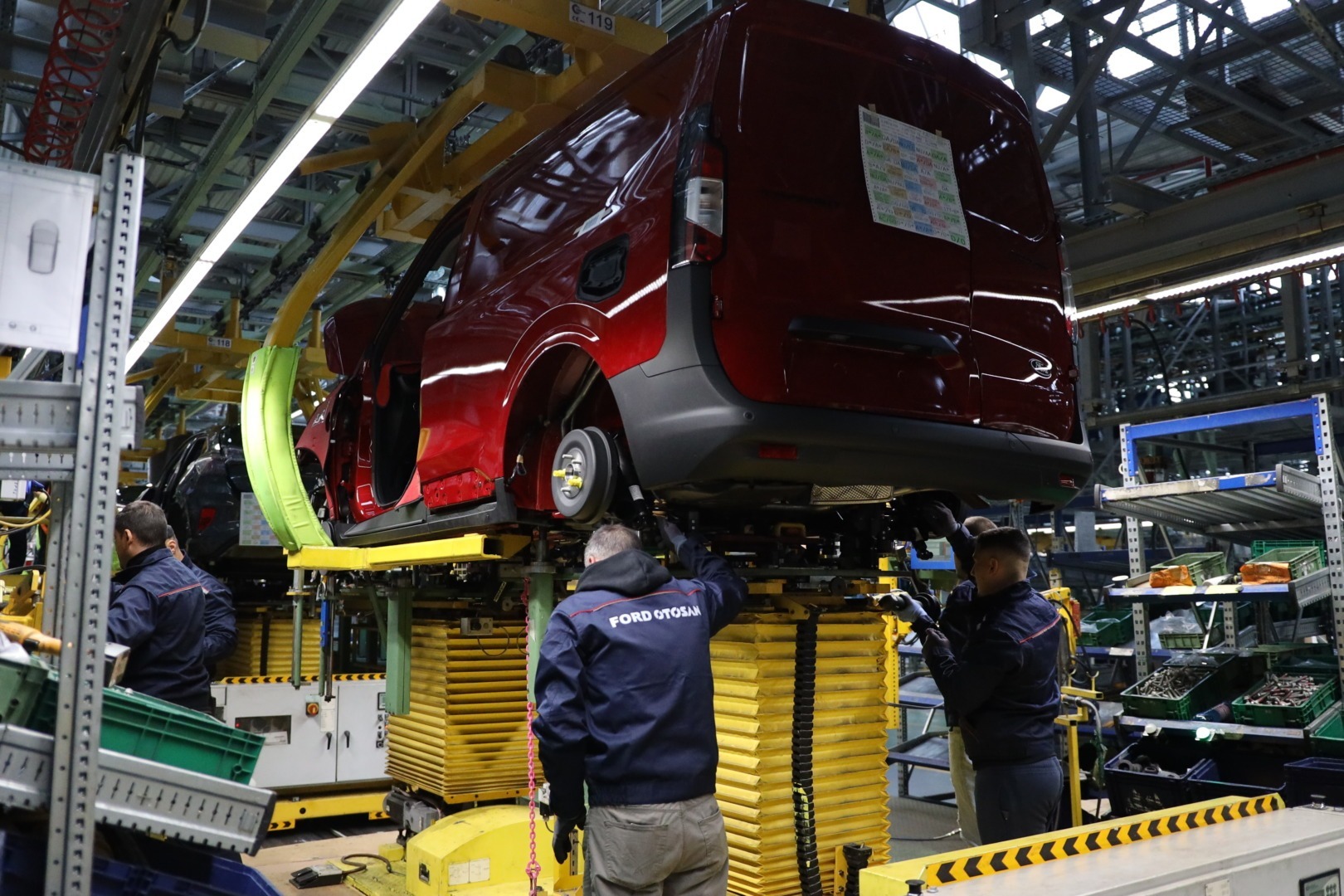 Ancheta internă la fabrica Ford Otosan din Craiova: suspiciuni de sustragere de piese de către angajați