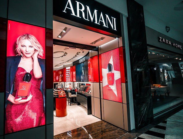 Armani negociază vânzarea unui pachet minoritar de acțiuni cu LVMH, L’Oréal și EssilorLuxottica